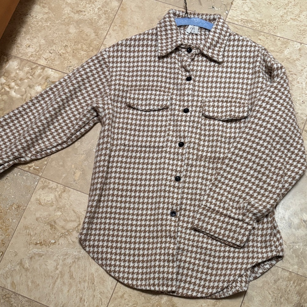 Houndstooth Button-Up Shirt Jacket in Tan & White Size Small